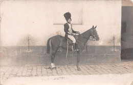 Carte Photo Militaire Français-HUSSARD-Soldat Cheval-Coiffe-Sabre-HUSSARDS-CUIRASSIERS-Cavalerie-Guerre-Caserne - Uniformen