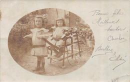 Carte Postale Photo  Enfant-Jeune-Fille-Young-Girl-Child Woman Costume-Charrette à Bras - Fotografie
