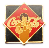 Pin's Officiel COCA COLA - Année 1926 - Pin'up Et Bouteille De Coca Cola - The Coca Cola Company - DD001 - Coca-Cola