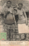 CPA NOUVELLE CALEDONIE - Types Indigènes Femmes - Un Manou En Fibres De Coco Ou De Feuilles De Bananier - Seins Nus - Nueva Caledonia