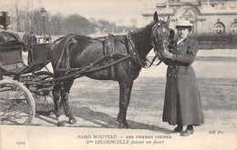 CPA TRANSPORT - Paris Nouveau - Les Femmes Cocher - 2304 - Mme DECOURCELLE Flattant Son Favori - Autres & Non Classés