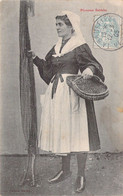 CPA FOLKLORE - Pêcheuse Sablaise - Costumes