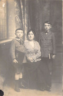 CPA PHOTOGRAPHIE - Femme Et Deux Jeunes Enfants En Culotte Courte - Photographie