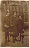 CPA PHOTOGRAPHIE - Femme Et Deux Jeunes Filles En Jupe Plissée - Photographie