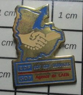 813D Pin's Pins / Beau Et Rare / EDF GDF SERVICES / AGENCE DE CAEN POIGNEE DE MAINS - EDF GDF