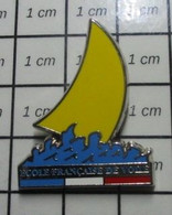 1316C Pin's Pins / Beau Et Rare / SPORTS / VOILE JAUNE VOILIER ECOLE FRANCAISE DE ... Par DECAT - Sailing, Yachting