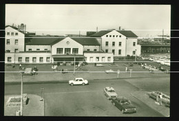 DDR Foto AK Um 1980 Bitterfeld, Bahnhof, Davor Parkplatz Mit DDR KFZ Oldtimer, Train Station & Classic Car DDR - Bitterfeld