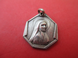 Petite Médaille Religieuse Ancienne/ Bernadette SOUBIROUS/ LOURDES/Nickel  /Vers Mi- XXème             CAN611 - Godsdienst & Esoterisme