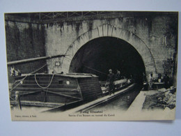 FOUG. MEURTHE ET MOSELLE. LES PENICHES. SORTIE D'UN BATEAU AU TUNNEL DU CANAL. - Foug