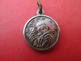 Petite Médaille Religieuse Ancienne/Padre PIO/Vierge à L'enfant/Nickel  /Début XXéme CAN621 - Godsdienst & Esoterisme