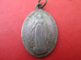 Petite Médaille Religieuse Ancienne/ Vierge Rayonnnante /Aluminium  /Début XXéme             CAN623 - Religion &  Esoterik