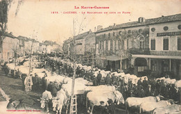 CPA Cazeres - Le Boulevard Un Jour De Foire - Foire Aux Bestiaux - Maquignons - Labouche Freres - Vaches - Kermissen