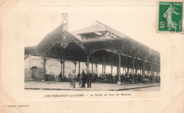 CPA Chateauneuf Sur Loire - La Halle Un Jour De Marché - G Varquet Imprimeur - Animé - Plazas De Mercados