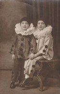 DEUX ENFANTS DEGUISES EN COLOMBINE PHOTO P NY DEGGER PARIS 101 Bld VOLTAIRE +JACQUES 119 RUE D'ALESIA PARIS - Grupo De Niños Y Familias