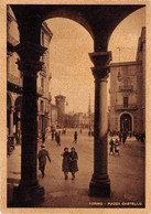 011847 "TORINO - PIAZZA CASTELLO ED IMBOCCO VIA PIETRO MICCA" ANIMATA, CART. ILLUSTR. ORIG. NON SPED. - Places & Squares