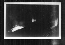 St005799 La Réunion 1953, Photo Volcan En éruption Les Cheminées La Nuit - Autres & Non Classés