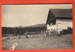 ZUF-32 Carte-photo  Ferme Dans Le Jura, Avec Militaires.  Non Circulé - Autres & Non Classés