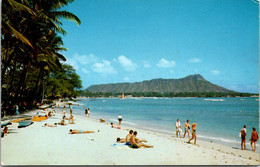 Hawaii Waikiki Beach Sunbathers With Diamondhead In Background - Honolulu