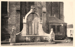 St Jacut Les Pins * Place De L'église Du Village Et Le Monument Aux Morts - Andere & Zonder Classificatie