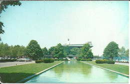 Long Island (New York, Usa) Belmont Park, Fountain And The Entrance To The Club House - Long Island