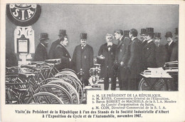 CPA Célébrité - Visite Du Président De La République à L'un Des Stands De La Société Industrielle D'ALBERT à L'Expo 1907 - Politieke En Militaire Mannen