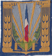 ECUSSON EN TISSU DES CHANTIERS DE JEUNESSE ( DRAPEAU TRICOLORE - SOLEIL LEVANT ) - 70 X 75 Mm - Guerre 45 - CDJ Camps - Ecussons Tissu