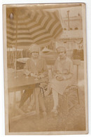 DEUX FEMMES ATTABLEES EN TERRASSE   ANNEES 1930 ENVIRON  CARTE PHOTO - Personen