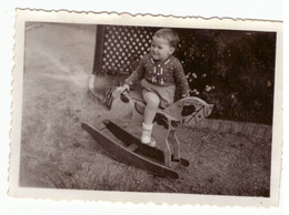 JEUNE GARCON SUR UN CHEVAL A BASCULE EN BOIS - Persons