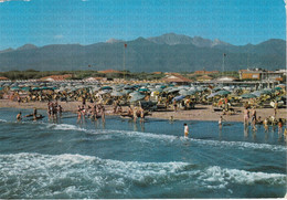 CARTOLINA  FORTE DEI MARMI,LUCCA,TOSCANA,LA SPIAGGIA-MARE,SOLE,ESTATE,VACANZA,LUNGOMARE,BARCHE A VELA,VIAGGIATA 1972 - Lucca