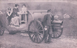 Armée Suisse, Un Canon, Le Canonnier Et Sa Famille (1069) 1 Angle Arrondi - Matériel