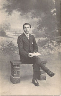 CPA PHOTOGRAPHIE - MODE - Jeune Homme Assis Sur Un Banc Lit Un Livre - Fashion