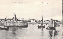 CPA FRANCE - 85 - CROIX DE VIE - Bateaux Entre La Jetée Et La Tour Des Signaux - Editions Des Nouvelles Galeries - Saint Gilles Croix De Vie