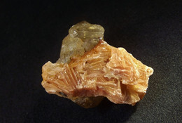 Cerussite (UV - Yellow)  On Pink Baryte  (3 X 3 X 3 Cm ) - Mibladen - Morocco - Minéraux