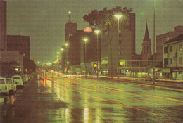 CARTOLINA  HARARE,ZIMBABWE,SAMORA MACHEL AVENUE AT NIGHT,BOLLO STACCATO,VIAGGIATA 1987 - Zimbabwe