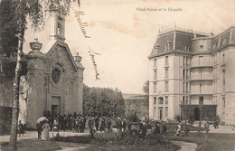 CPA - France - Vittel - Palace Et La Chapelle - Oblitéré Vittel 1904 - Dos Non Divisé - Animé - Clocher - Ombrelle - Contrexeville