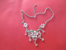 BIJOU COLLIER RAS DU COU FANTAISIE FLEURS ROSES + FEUILLES VERTES 47 Cm - Colliers/Chaînes