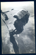 Cpa Carte Photo  Parachutisme , Stage De Para à Pau Circa 1950  -- Sortie De L' Avion  Aout22-111 - Parachutespringen