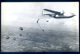 Cpa Carte Photo  Parachutisme , Stage De Para à Pau Circa 1950  -- Sortie De L' Avion  Aout22-111 - Parachutting