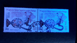 FRANCE 2000  N° 3329 SE TENANT VERTICALE  COULEUR CLAIRE  OBLITERE  LAMPE U V / SCANNE 3 PAS A VENDRE - Used Stamps