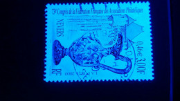 FRANCE 2000  N° 3329  OBLITERE  12.9 .2000 NUANCE COULEUR  LAMPE U V  /SCANNE 3 PAS A VENDRE - Used Stamps