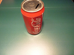 Tirelire Coca Cola En Forme De Très Grance Cannette - Voir Détails Sur Photos - Hauteur 20 Cm Diamète 11 Cm Environ. - Latas