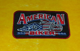 TISSU PATCH : AMERICAN BIKER  , DIAMETRE 9 CM , BON ETAT VOIR PHOTOS . POUR TOUT RENSEIGNEMENT ME CONTACTER. REGARDEZ ME - Ecussons Tissu