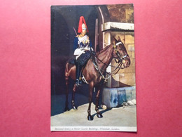 CPM   ANGLETERRE   MOUNTED SENTRY AT HORSE GUARDS BUILDINGS WHITEHALL   LONDON    NON  VOYAGEE - Whitehall