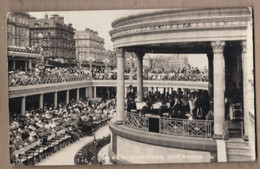 CPA ANGLETERRE - EASTBOURNE The New Bandstand SUPERBE PLAN ANIMATION Musiciens Spectateurs - Eastbourne