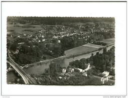 95- EN AVION SUR MERIEL /  VUE GENERALE DE LA VILLE AU BORD DE L OISE / CPSM 1955 - Meriel