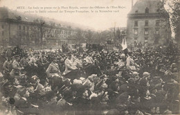 Metz * La Foule Se Presse Sur La Place Royale Pendant Défilé Troupes Françaises * Officiers état Major 19 Nov 1918 - Metz