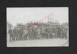 MILITARIA CARTE PHOTO MILITAIRE GROUPE DE SOLDATS PRISONNIERS POMPIER DE CASSEL ALLEMAGNE 15  À LUCIE BOURRET  ORANGE : - Feuerwehr