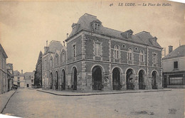 Le Lude     72      .La Place Des Halles     (voir Scan) - Autres & Non Classés