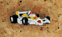 Pin's AUTOMOBILE - F1 Monoplace Blanc Et Jaune - Peint Cloisonné - Fabricant Inconnu - Car Racing - F1