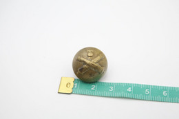 Militaria - BUTTON : FRENCH ARTILLERIE - Armee De Terre France - Size: Medium - Uniformes